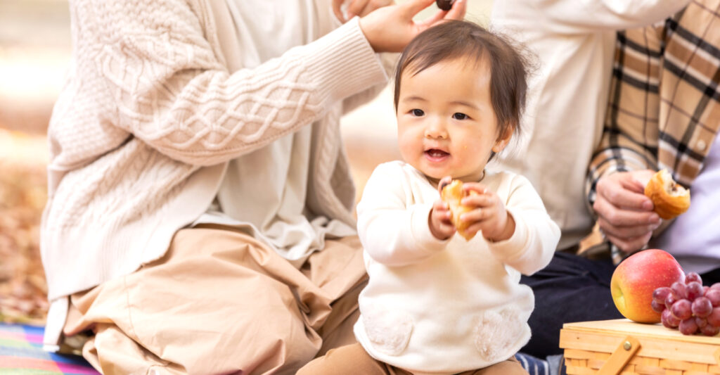 パンを食べる子ども