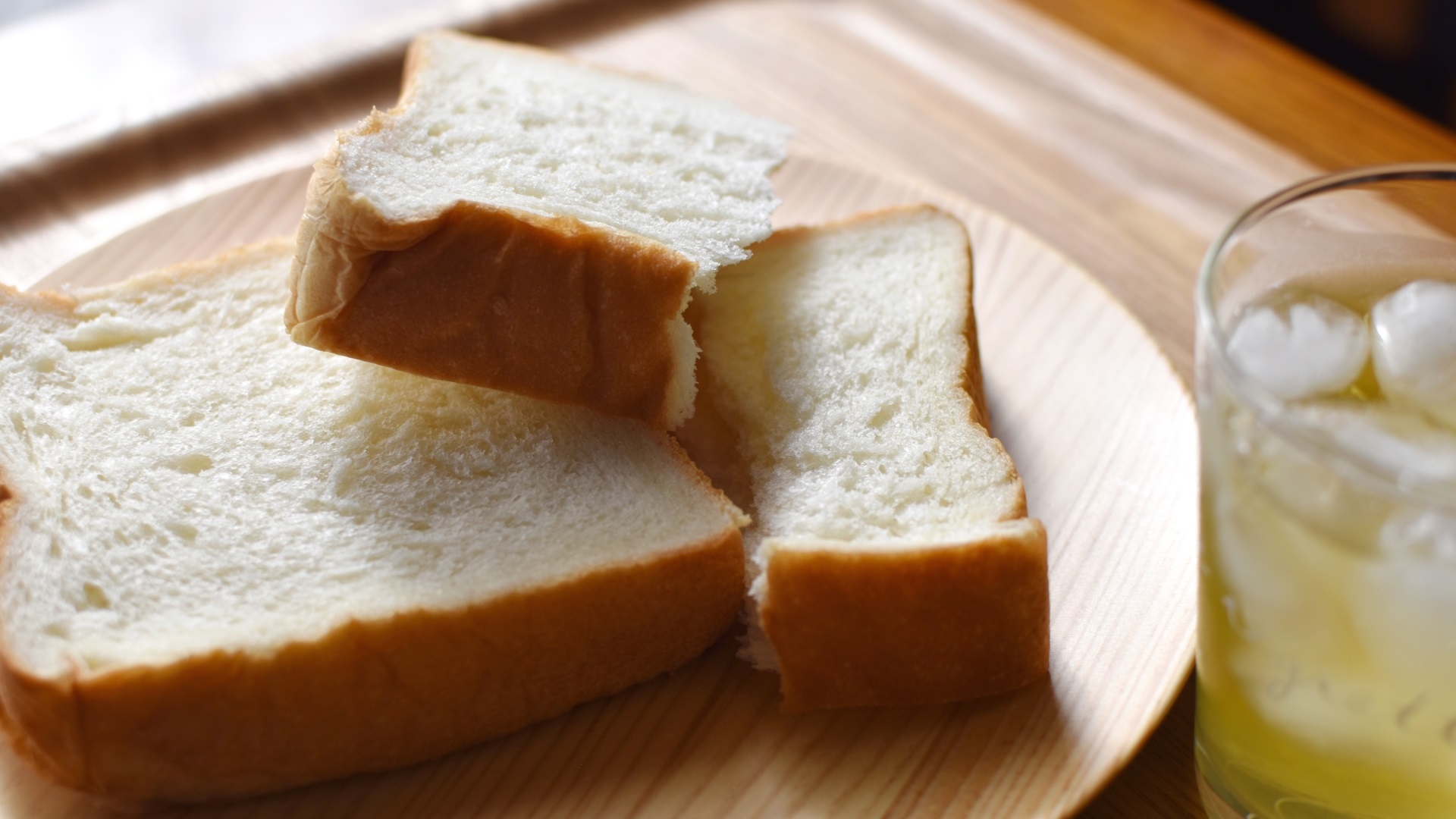 イメージ画像　木皿の上の食パン